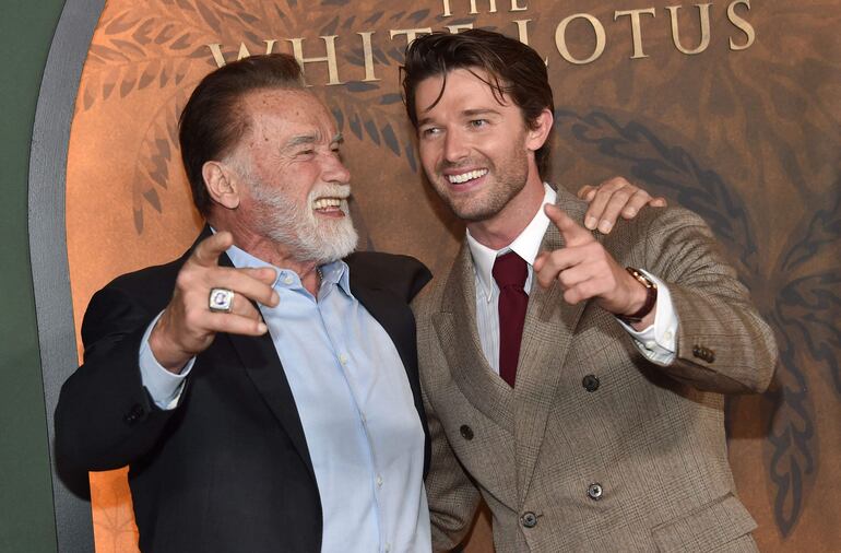 ¡Felices, padre e hijo! Arnold Schwarzenegger y Patrick Schwarzenegger, emocionados en la premier de "The White Lotus" en Los Ángeles. (Chris DELMAS / AFP)