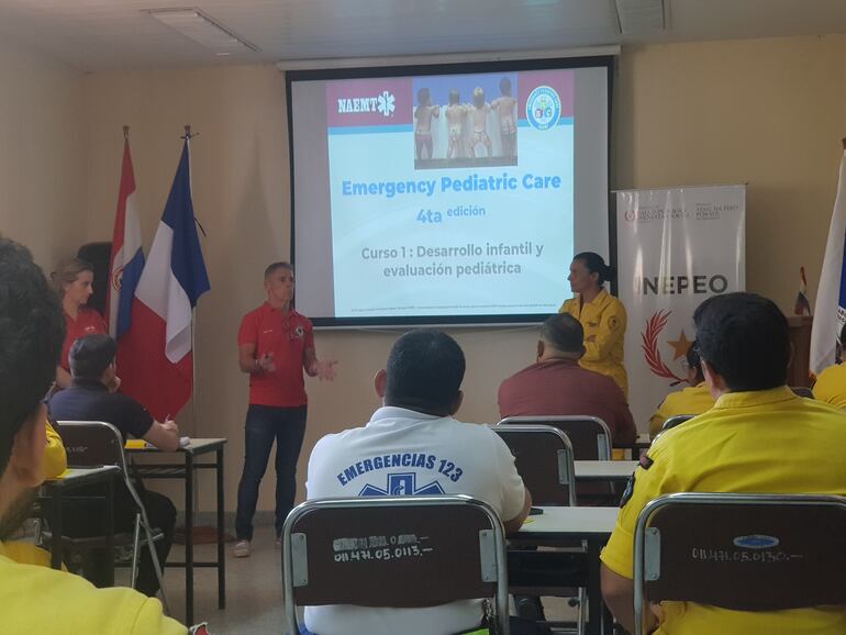 Bomberos reciben capacitación por primera vez en el país para emergencias pediátricas.