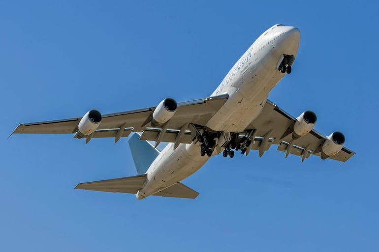 Vista del Boeing 747-300 con matrícula YV3531 de la aerolínea venezolana Emtrasur, al despegar del aeropuerto de Córdoba, Argentina, el 6 de junio, con rumbo a Buenos Aires. 