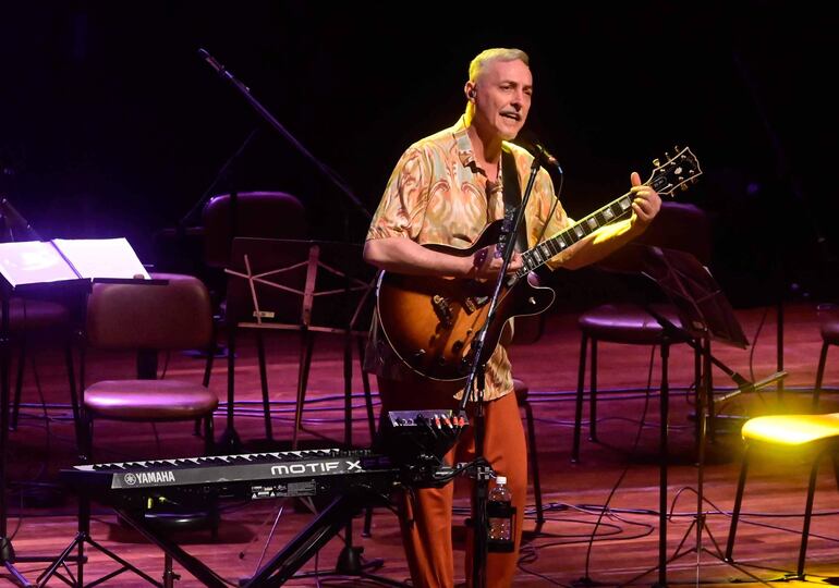 Pedro Aznar dio un donde show la música y el mensaje fueron protagonistas, y donde alternó guitarras eléctricas, criollas, de doce cuerdas, piano eléctrico, mandolina, bajo y hasta un pedal de bajos.