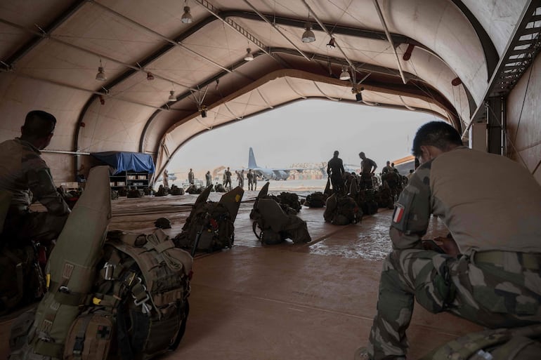 Soldados franceses en una base aérea en Niamey, Níger. (Imagen de archivo)