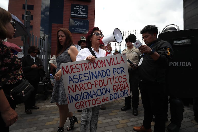 Simpatizantes del asesinado candidato presidencial Fernando Villavicencio se congregan hoy frente a la funeraria en la que se realiza su velatorio, en Quito (Ecuador).