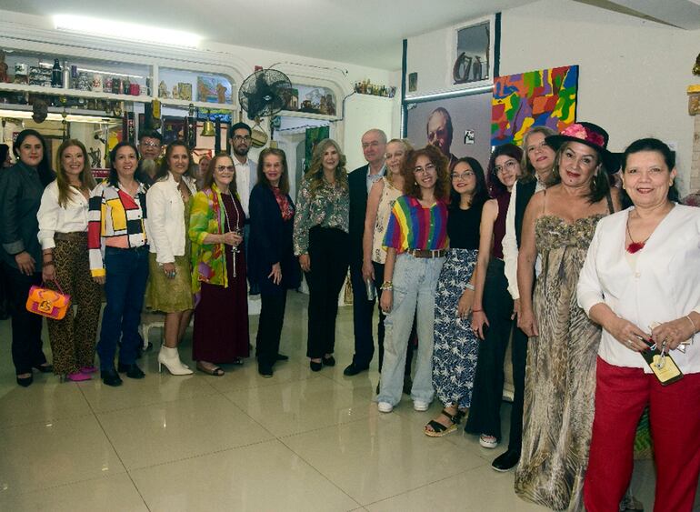 Una parte de los artistas expositores y organizadores de la VI exposición de arte realizada en el Hotel Maison Suisse.