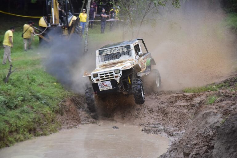 Gran desempeño de Víctor Machesk y Jorge Silva, con el Jeep Troller, quienes fueron los vencedores en la categoría TT4L. Espectacular salto de la potente máquina en uno de los obstáculos.