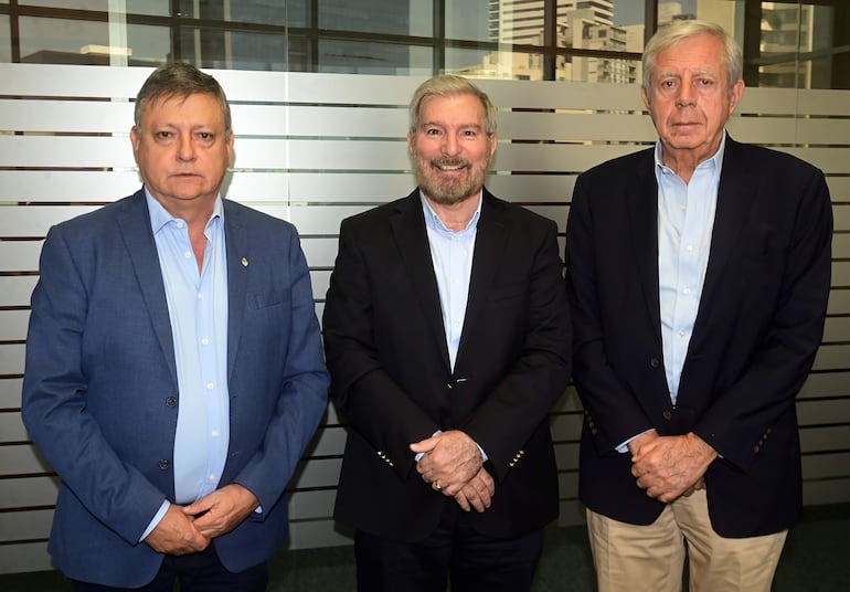 El embajador de la República Argentina, Domingo Peppo, Miguel Carrizosa y Esteban Morabito.