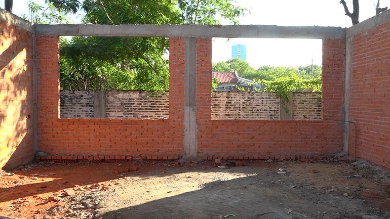 Apenas el esqueleto de una sala de clases se levantó en la escuela República de Cuba.