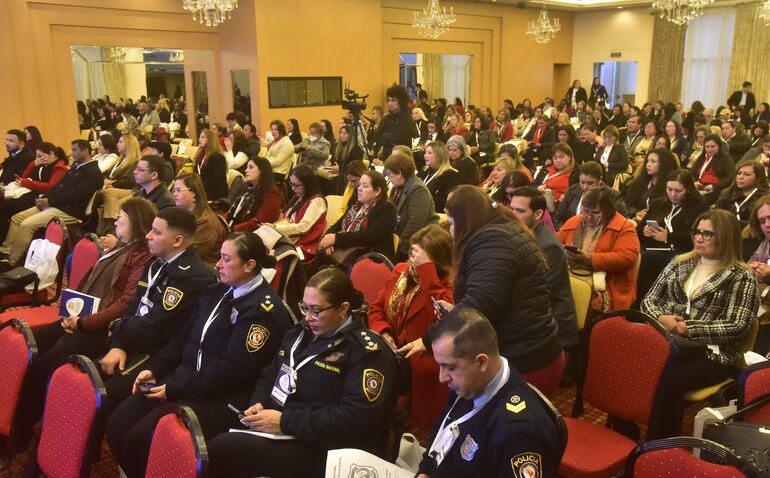 Agentes de seguridad, docentes, directores y supervisores participaron del seminario organizado por el MEC.