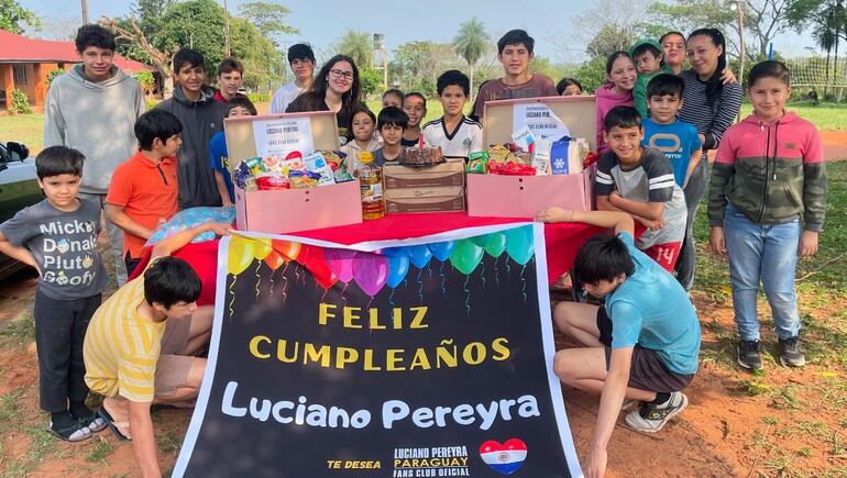 "En este día tan especial queremos desearte desde Paraguay, ¡feliz cumpleaños! Este año tu regalo llegó al Hogar El camino, perteneciente a la Fundación Sirviendo al Paraguay", se puede leer junto a esta imagen en la cuenta de Instagram Luciano Pereyra Paraguay. (Instagram/Luciano Pereyra Paraguay)