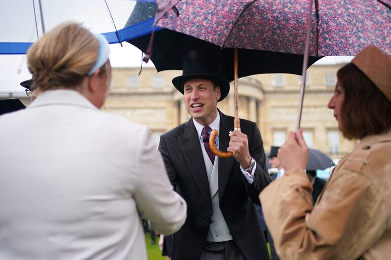 El príncipe William se mostró muy amable con todos los presentes en el Garden Party, en los jardines de Buckingham Palace. (Yui Mok / POOL / AFP)