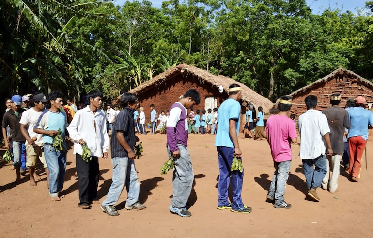 Ritual religioso guaraní. (Achivo)