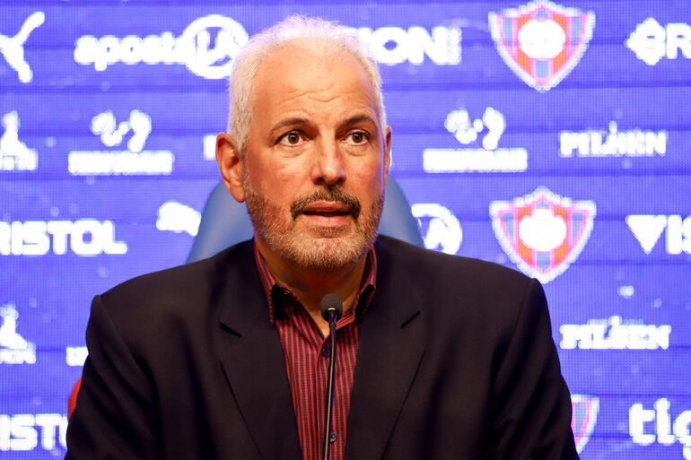 Juan José Zapag, presidente de Cerro Porteño, durante la presentación del delantero boliviano Marcelo Moreno Martins como nuevo jugador del club en la sala de prensa del estadio La Nueva Olla, en Asunción.