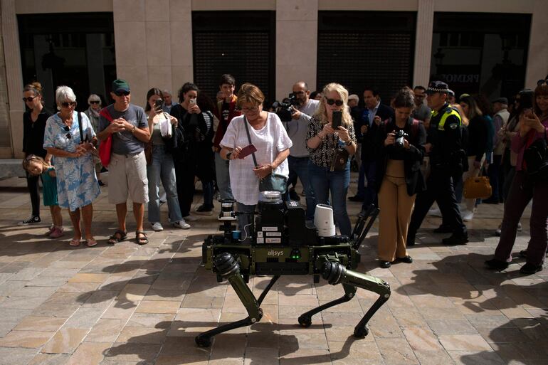 El perro robot que colabora con la Policía en Málaga, España.