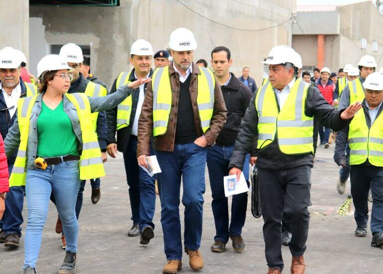 Mario Abdo Benítez recorrió en la fecha el hospital que construye un consorcio liderado por el grupo Cartes.