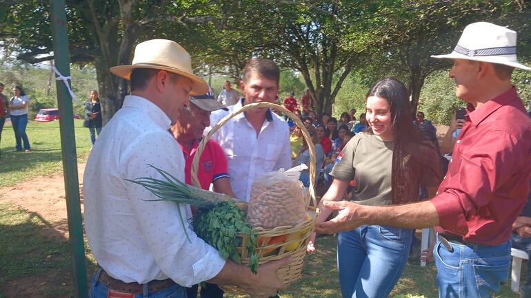 Ministro de Agricultura entrega aportes a comité de productores de San Pedro, rodeado de sus operadores políticos