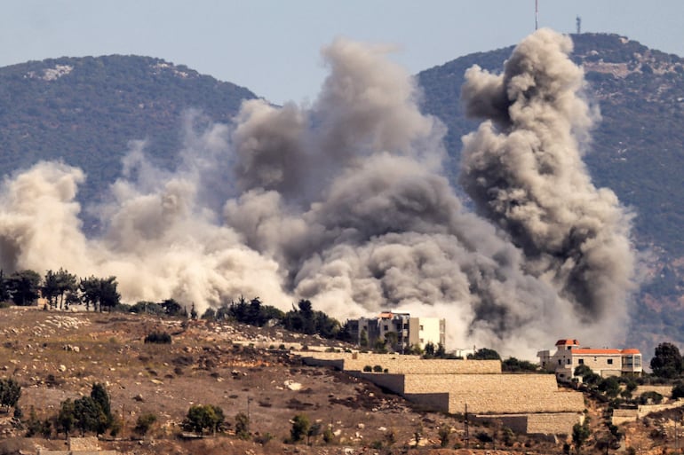 Humo se eleva sobre la localidad de Khiam, en el sur de Líbano, luego de un bombardeo israelí este miércoles.