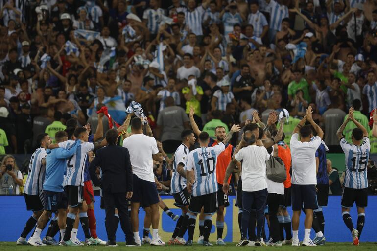 Jugadores de Argentina celebran tras vencer a Brasil hoy, en un partido de las eliminatorias para la Copa Mundo de Fútbol de 2026 en el estadio Maracaná en Río de Janeiro (Brasil). 
