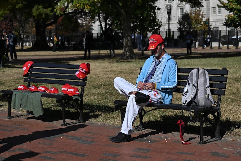 Partidario de Donald Trump vende souvenirs cerca de la Casa Blanca, Washington DC. (AFP)