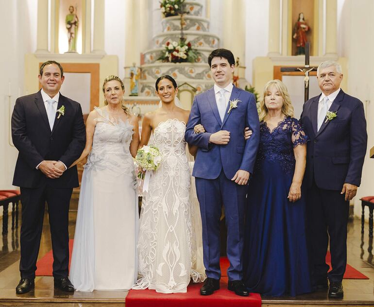 Los novios junto a sus padrinos.