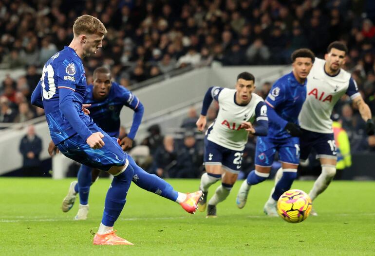 London (United Kingdom), 08/12/2024.- Chelsea's Cole Palmer scores the 2-2 goal from the penalty spot during the English Premier League soccer match between Tottenham Hotspur and Chelsea FC, in London, Britain, 08 December 2024. (Reino Unido, Londres) EFE/EPA/NEIL HALL EDITORIAL USE ONLY. No use with unauthorized audio, video, data, fixture lists, club/league logos, 'live' services or NFTs. Online in-match use limited to 120 images, no video emulation. No use in betting, games or single club/league/player publications.
