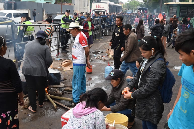 Indígenas de comunidades de varias zonas del país preparan el almuerzo apostados en la vereda de la Intendencia Militar, donde funciona el Indi sobre la avenida Artigas.