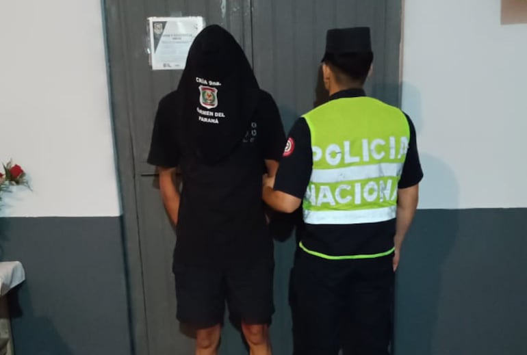 Mujer es hallada muerta en extrañas circunstancias y su pareja es detenida.