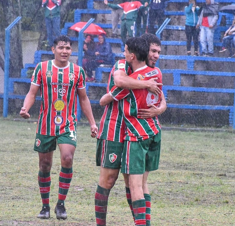 Los futbolistas de Fulgencio Yegros celebran el tanto del triunfo ante Valois Rivarola. (Foto: APF)