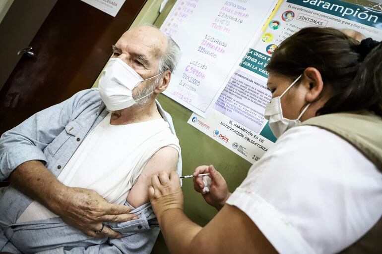 Personas reciben una dosis de una vacuna contra a Influenza en la Campaña de Invierno 2022. EFE/Nathalia Aguilar