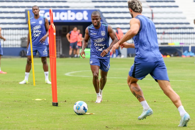 AME6137. GUAYAQUIL (ECUADOR), 11/11/2024.- El jugador Enner Valencia (c), de la selección de fútbol de Ecuador entrena este lunes en Guayaquil (Ecuador). Ecuador y Bolivia se enfrentarán en Guayaquil, tal como lo hicieron por las eliminatorias del Mundial de Qatar 2022, con triunfo del local por 3-0. EFE/Jonathan Miranda
