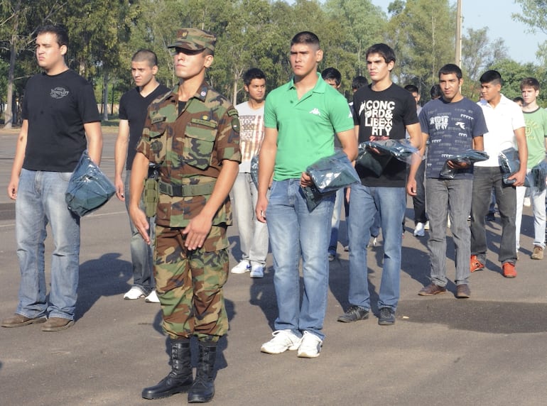 La Defensoría del Pueblo plantea la suspensión por este año del Servicio Militar Obligatorio ante el avance del covid-19.