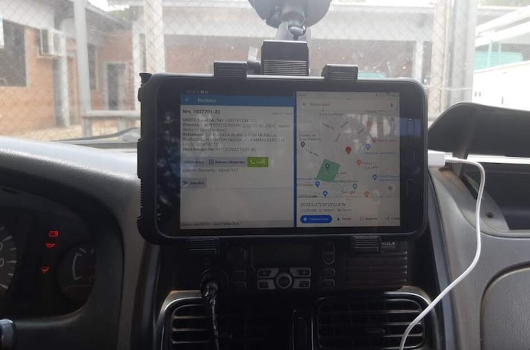 Tablet en la camioneta de la ANDE donde reciben los reclamos.