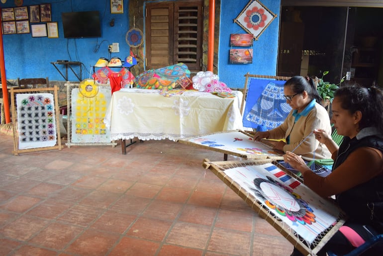 Las artesanas Irene Sosa y Susi Gómez muestran las habilidades que tienen para confeccionar el Ñandutí.