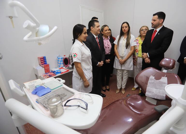 Miguel Olmedo viceministro de Salud inauguró un consultorio odontológico en la sede de la ANR.