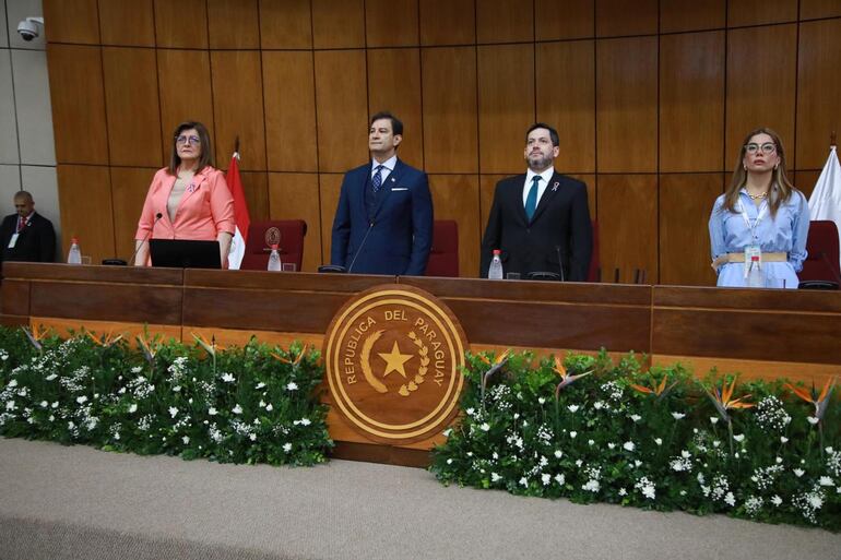 La titular de  ParlAméricas, Blanca Ovelar (i); el presidente del Senado, Silvio Ovelar (ANR, HC); el titular de Diputados, Raúl Latorre (ANR, HC), y la diputada colombiana Catherine Juvinao.