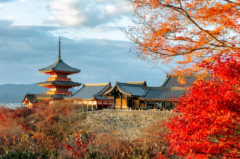 Templo Kiyomizu-dera en otoño, Kyoto, Japón.