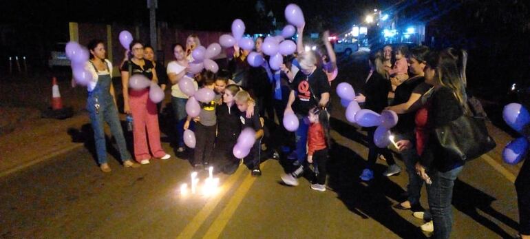 Manifestantes prendieron velas frente a la Comisaría Jurisdiccional.