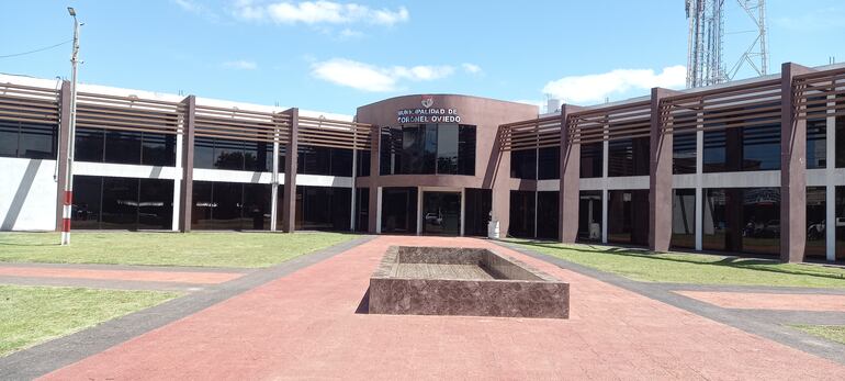 Fachada del municipalidad de Coronel Oviedo, donde intendente, concejales y directores y están mejor.