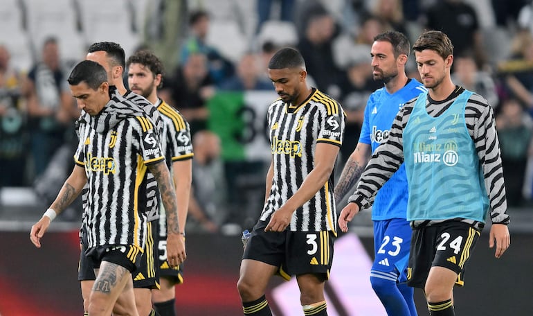 Los jugadores del Milán celebran la victoria en el partido de fútbol de la Serie A italiana entre Juventus FC y AC Milan, en Turín, Italia, el 28 de mayo de 2023.