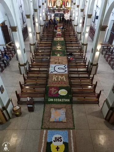 Como todos los años en el templo de Itá se preparan para la fiesta de Corpus Christi, con la alfombra de flores.