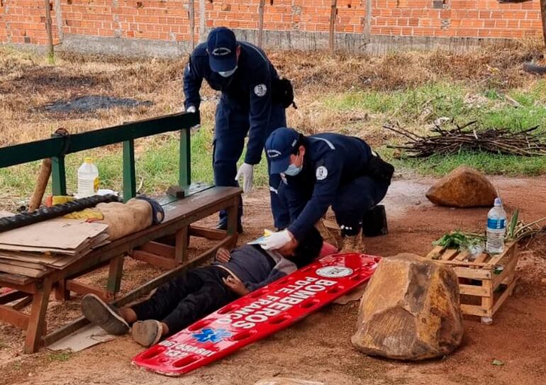 La víctima fue auxiliada por bomberos voluntarios tras caer inconsciente al suelo.