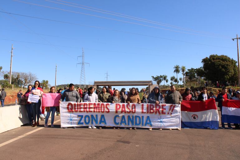 Pobladores de Atyrá y Caacupé cierran ruta y exigen accesos