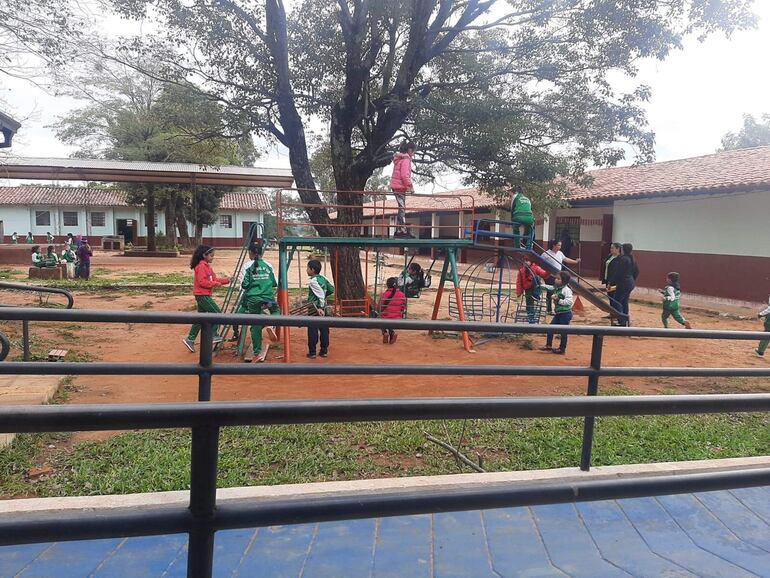 En Carapeguá, padres de familia reclaman almuerzo escolar para sus hijos.