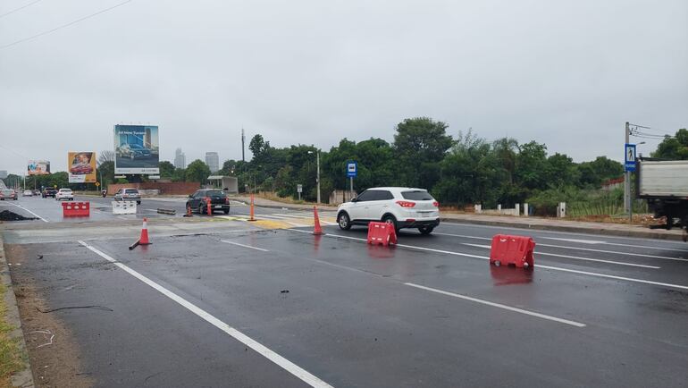 Paso peatonal sobrelevado en el acceso a la Costanera Norte.