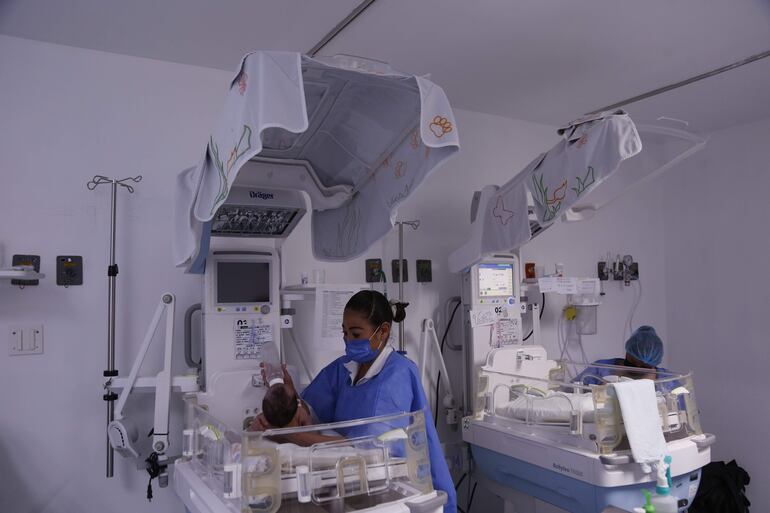 Fotografía que muestra a una enfermera alimentando a un bebé con leche materna en el área de cuneros del Hospital Civil Fray Antonio Alcalde el 30 de agosto de 2023 en la ciudad de Guadalajara, Jalisco (México). 