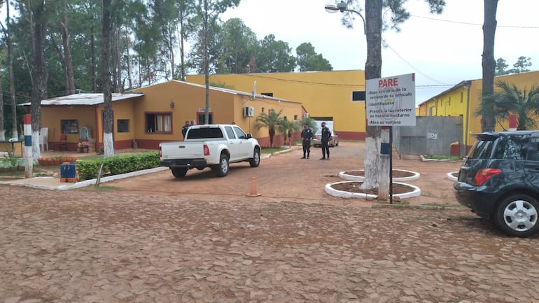 Fachada del Colegio de Policía de Coronel Oviedo.