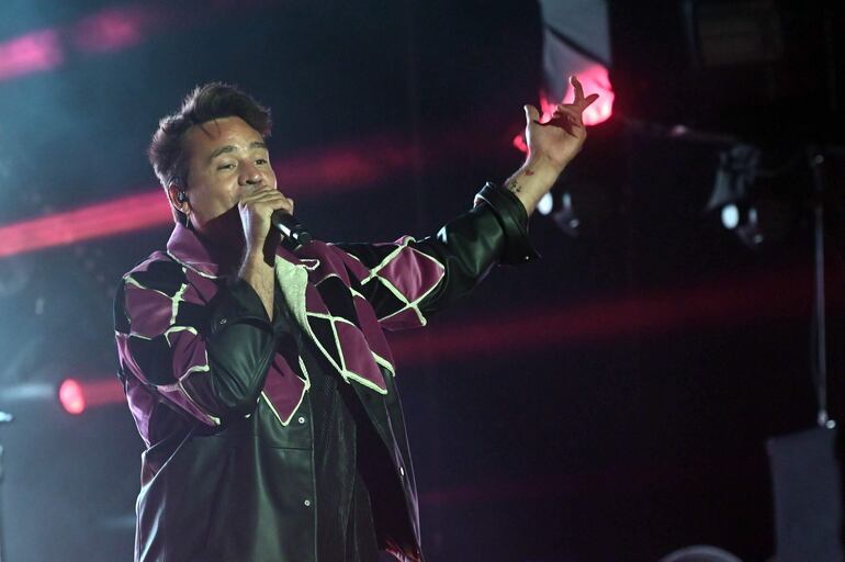 Chano, vocalista de la agrupación Tan Biónica, en un momento del show celebrado anoche en San Bernardino.