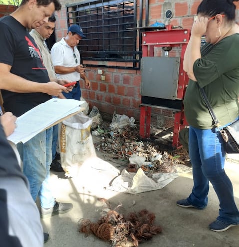 Allanan vivienda y aguantadero donde reducían cable, cobre y otros metales.