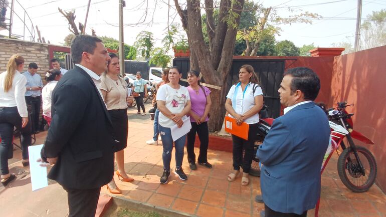 Padres de familia y directora de la escuela y colegio Virgen de Fátima, en reunión con los autoridades de la Dirección Departamental del MEC.