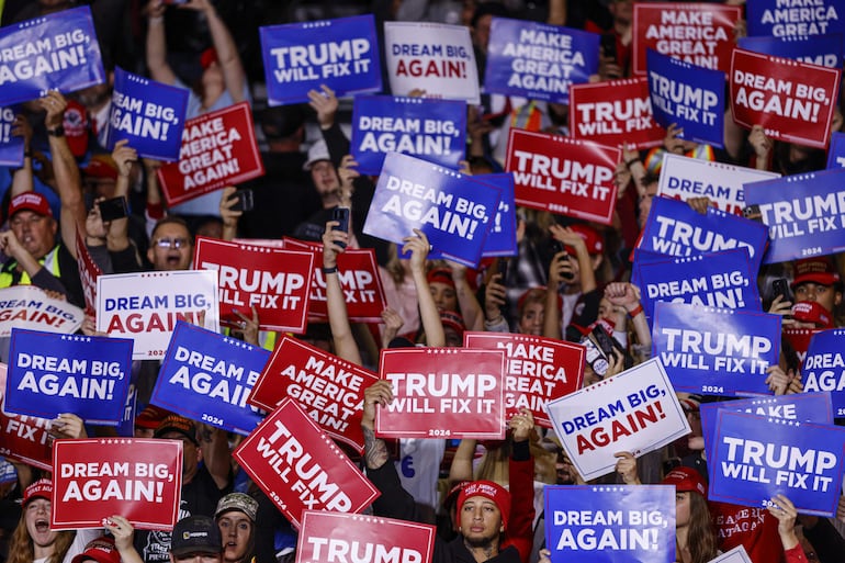 Partidarios muestran pancartas durante un evento de campaña del candidato presidencial republicano Donald J. Trump.