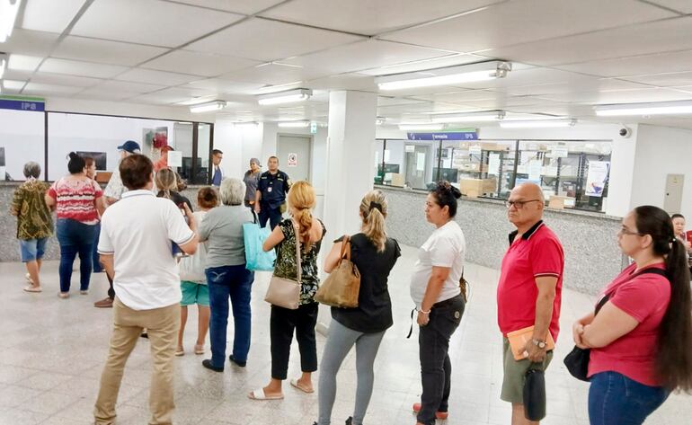 Larga fila para agendar un turno, ayer, en la Clínica Boquerón del IPS. El call center no funciona, denunciaron.