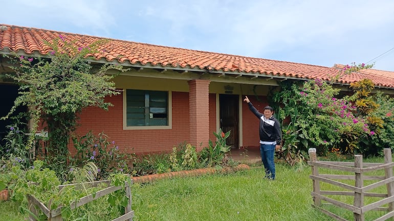 El profesor Heber López señala un pilar que se está hundiendo en el local de la escuela y colegio San Rafael de la Compañía Ykua Rugua del distrito de San José de los Arroyos.  